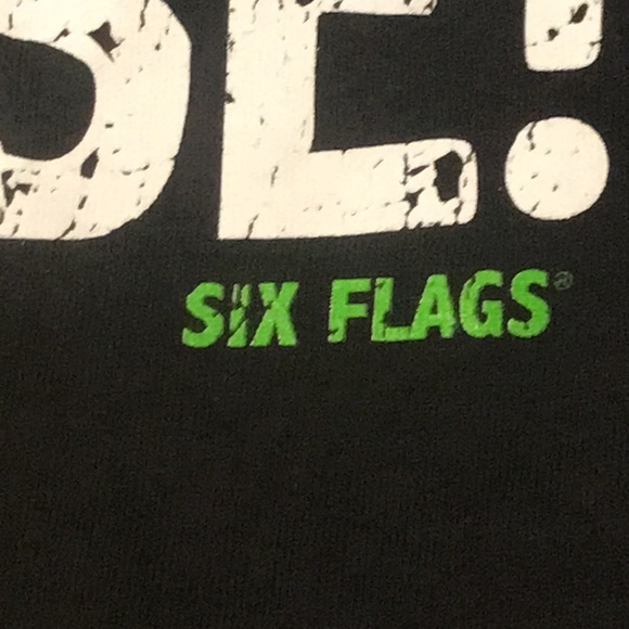 Six Flags Looney Tunes T-shirt - Picture 5 of 8